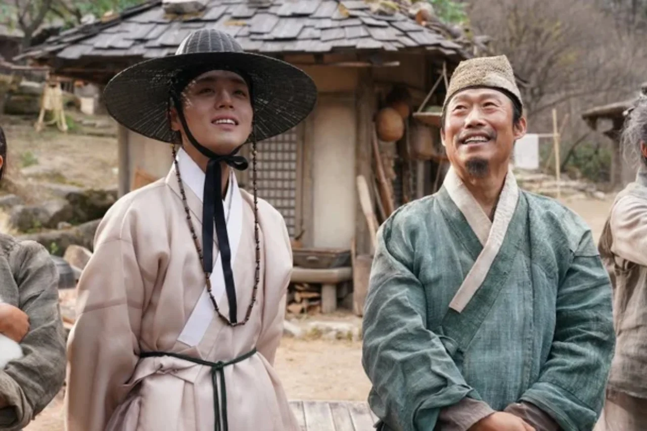 Yoo Hae-jin and Park Ji-hoon in The King's Warden
