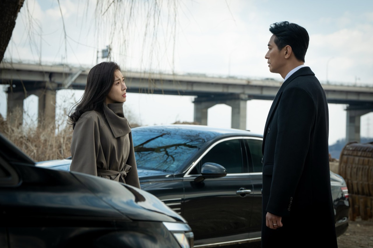 Ju Ji-hoon and Ha Ji-won face off in a tense outdoor confrontation in Climax