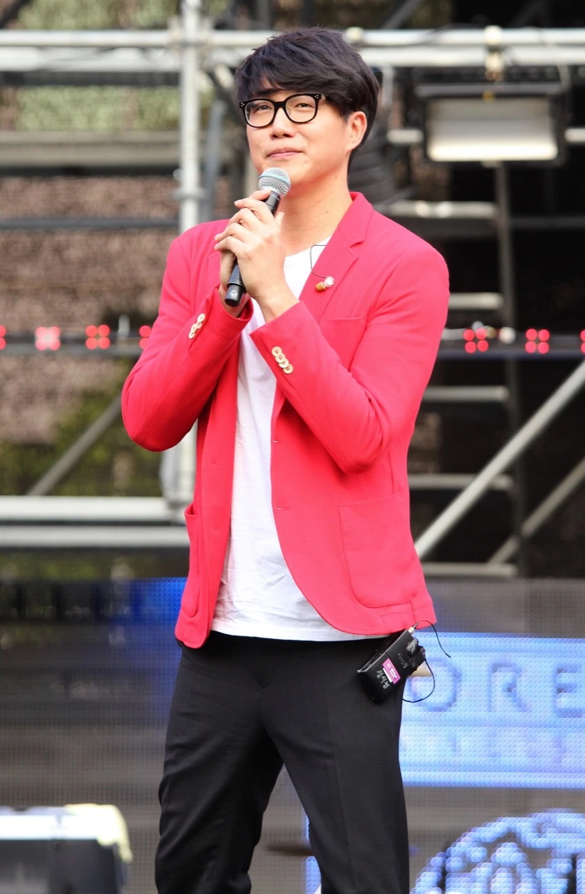 Sung Si-kyung performing live at a public event, 2014