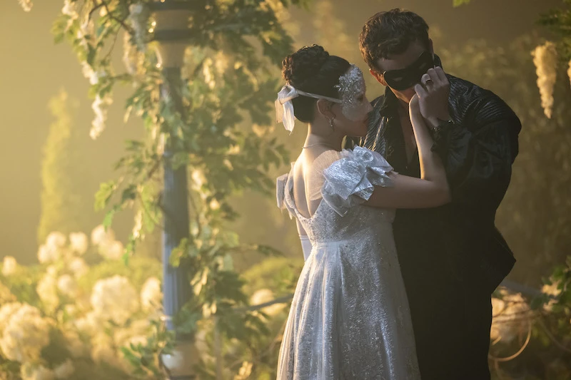 Yerin Ha as Sophie Baek and Luke Thompson as Benedict Bridgerton in the masquerade ball scene