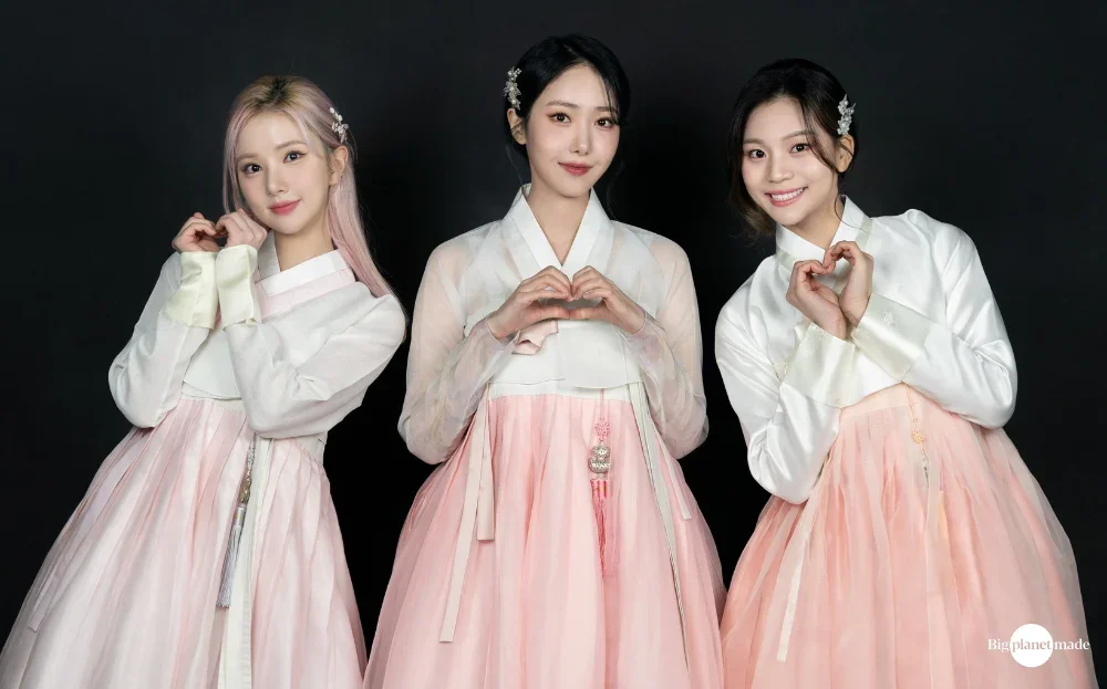 VIVIZ members Eunha, SinB, and Umji in La La Love Me music video