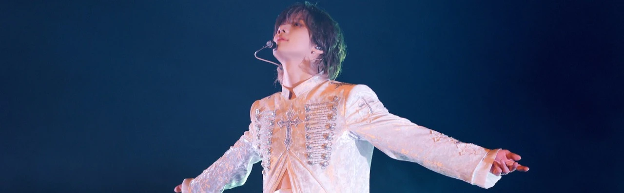 Taemin performing in the all-white Veil tour outfit now on display at the Grammy Museum