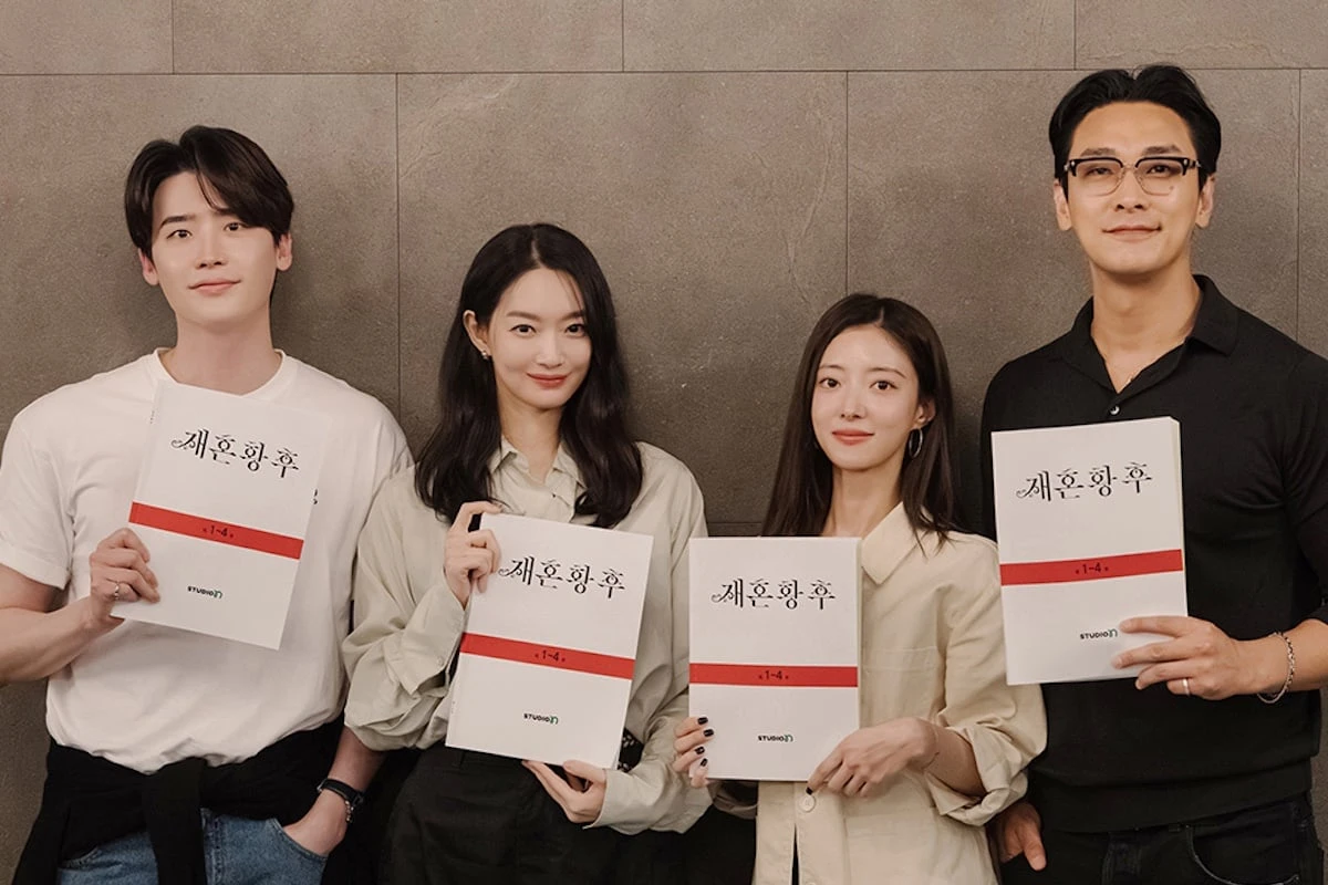 The Remarried Empress cast holding scripts at a formal script reading