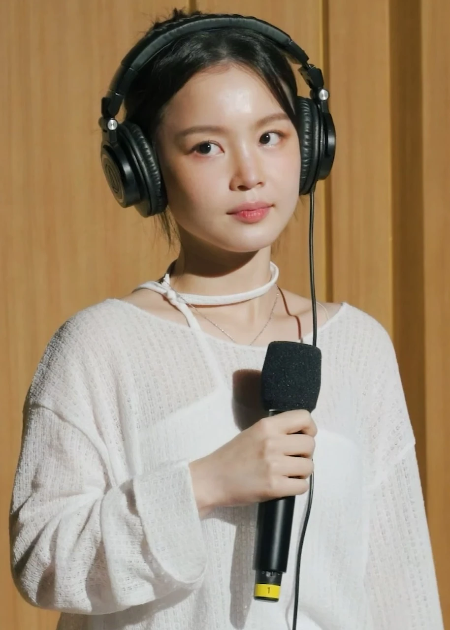 Lee Hi performing during a radio broadcast appearance, 2021