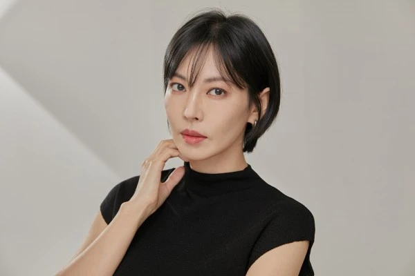 Kim So Yeon in a black top in an official portrait released by J,WIDE COMPANY