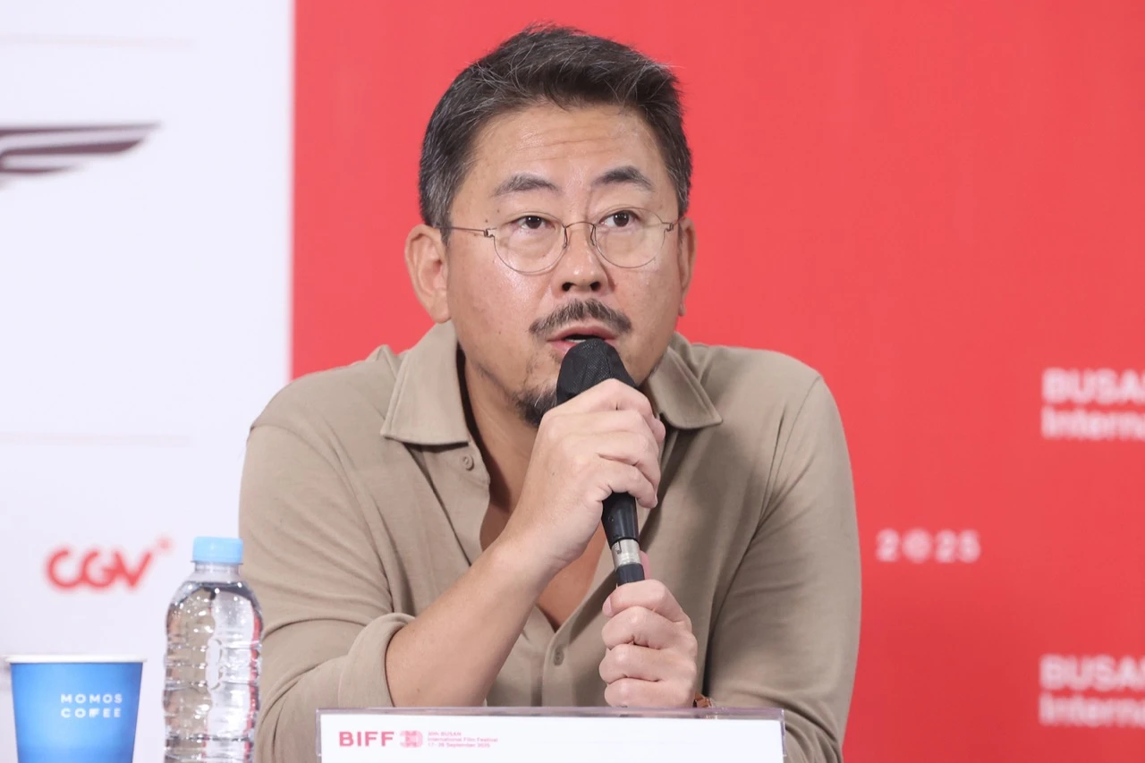 Director Na Hong-jin speaking at a Busan International Film Festival press conference in 2025
