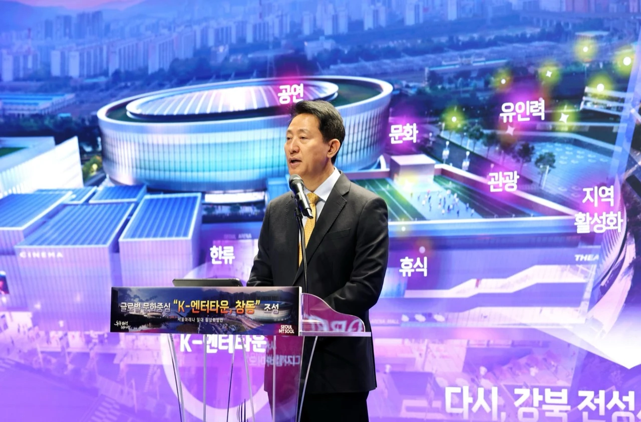 Seoul Mayor Oh Se-hoon presenting the Chang-dong K-Entertainment Town plan in front of a Seoul Arena project visual