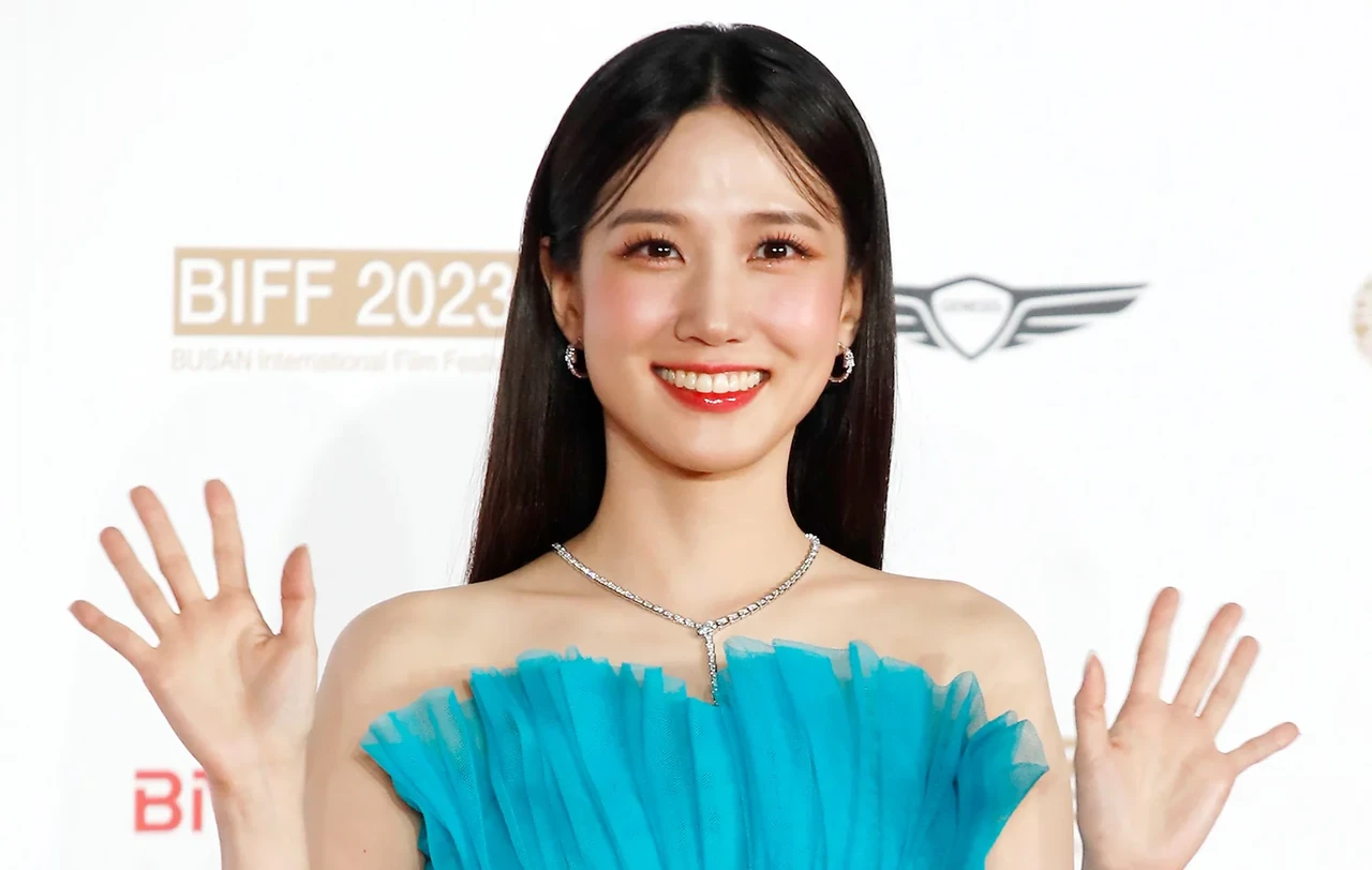 Park Eun Bin waves on the red carpet at the 2023 Busan International Film Festival