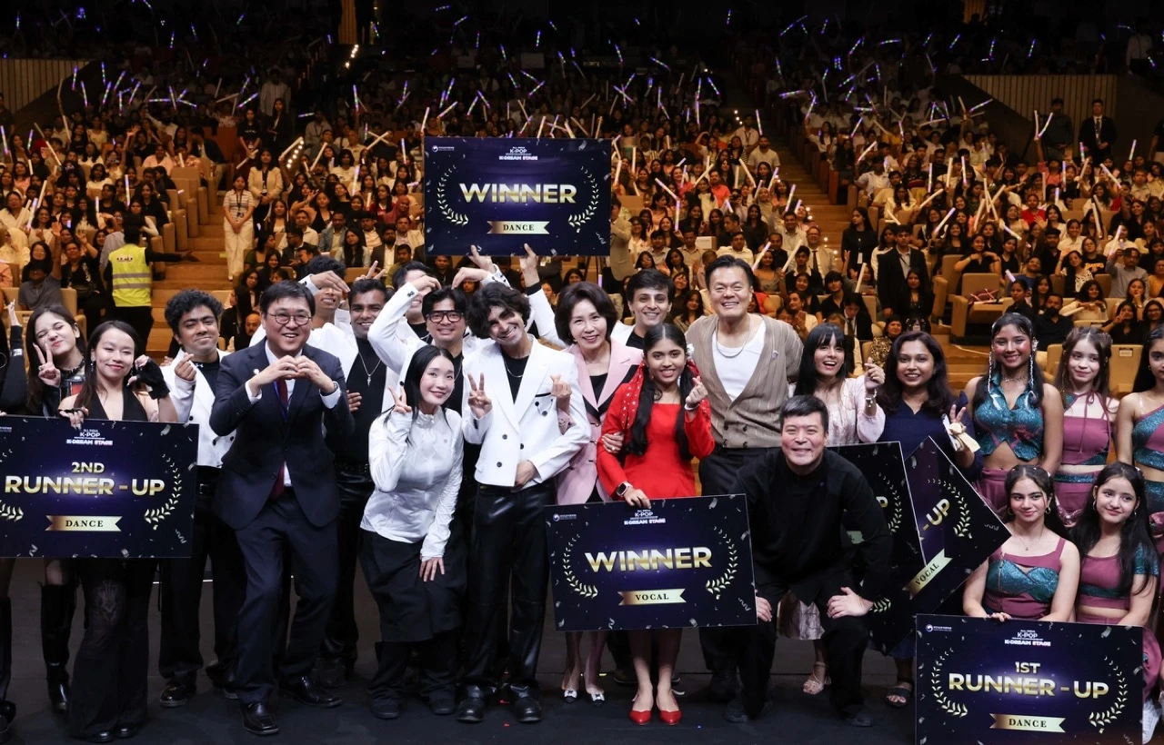 Award winners pose with Korean and Indian officials at K-Dream Stage in New Delhi