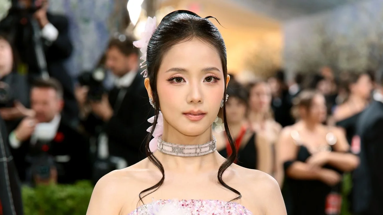 Close up of Jisoo at the 2026 Met Gala wearing floral hair details and diamond Cartier jewelry