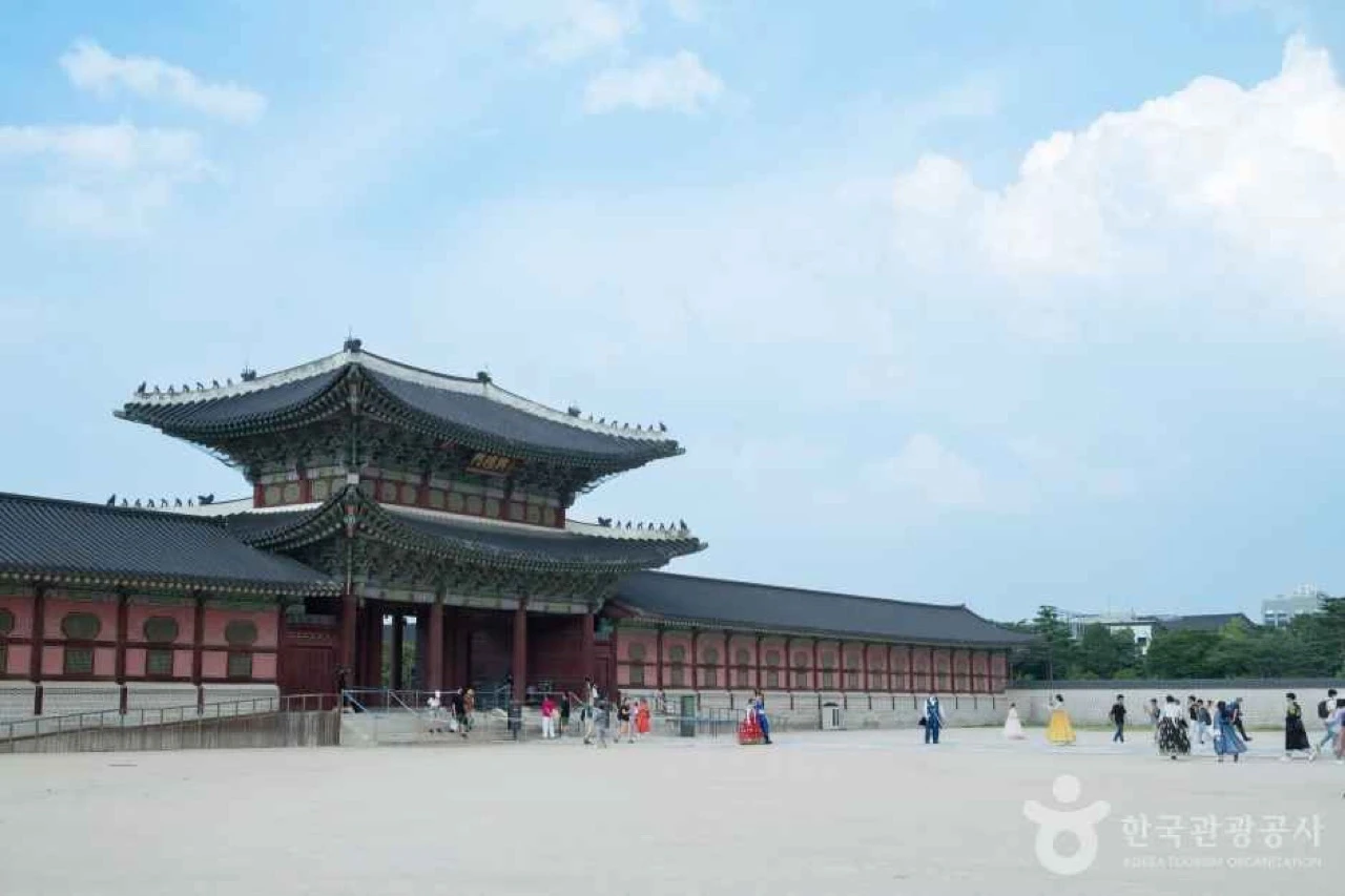 Gwanghwamun, the main gate of Gyeongbokgung Palace in Seoul