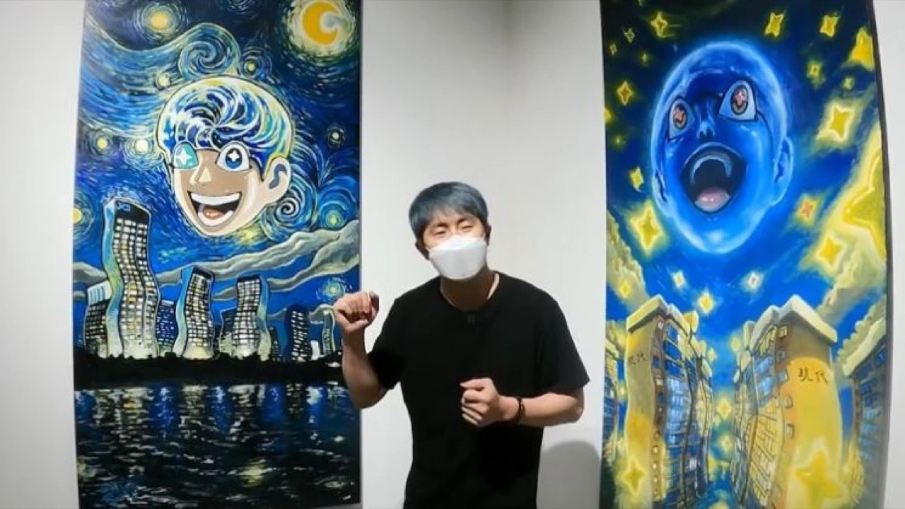 Kian84 stands between two colorful starry-night-inspired paintings.