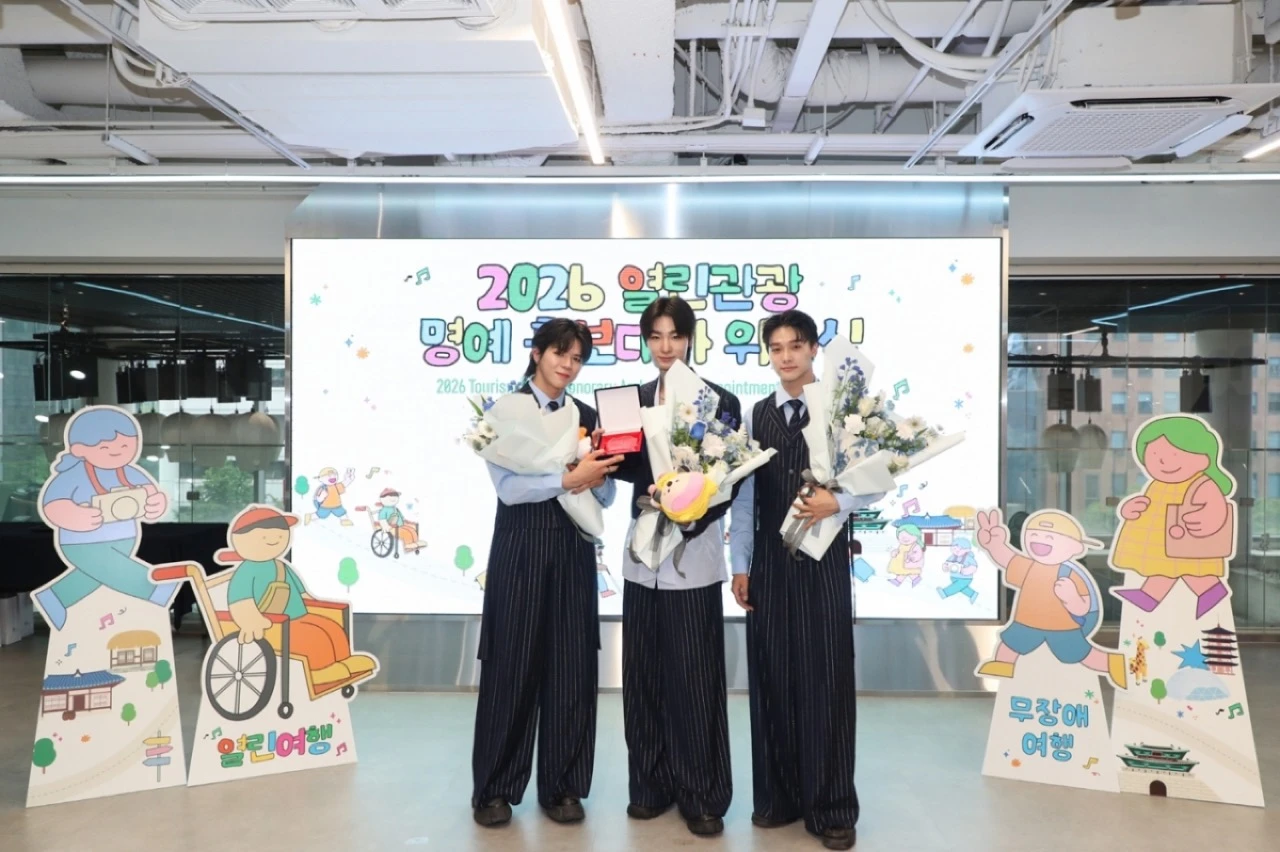 Big Ocean members holding bouquets and an appointment plaque at their 2026 accessible tourism honorary ambassador ceremony